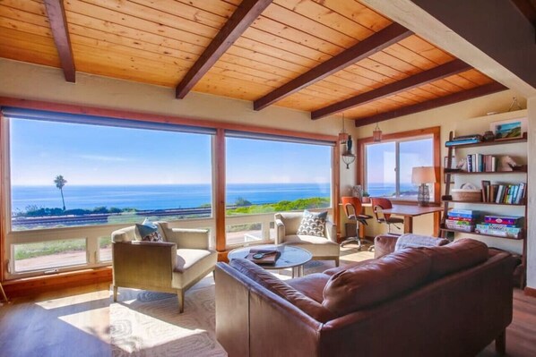 Smart-TV, Kamin, Bücher