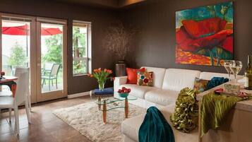 Televisión, chimenea, reproductor de DVD, libros