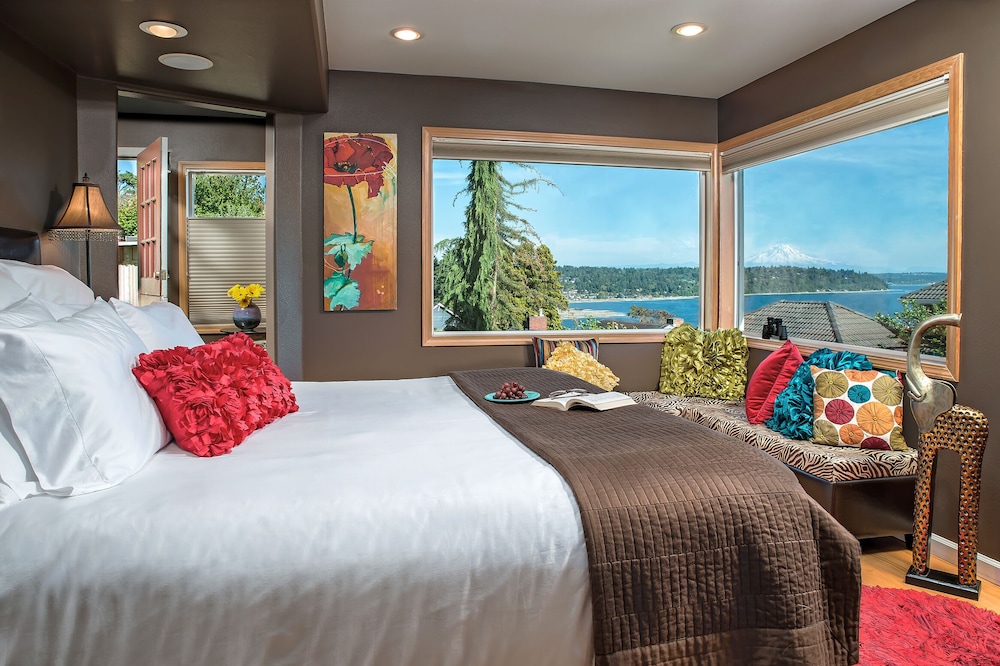 Cottage with Puget Sound, Mount Rainier, & Olympic Views