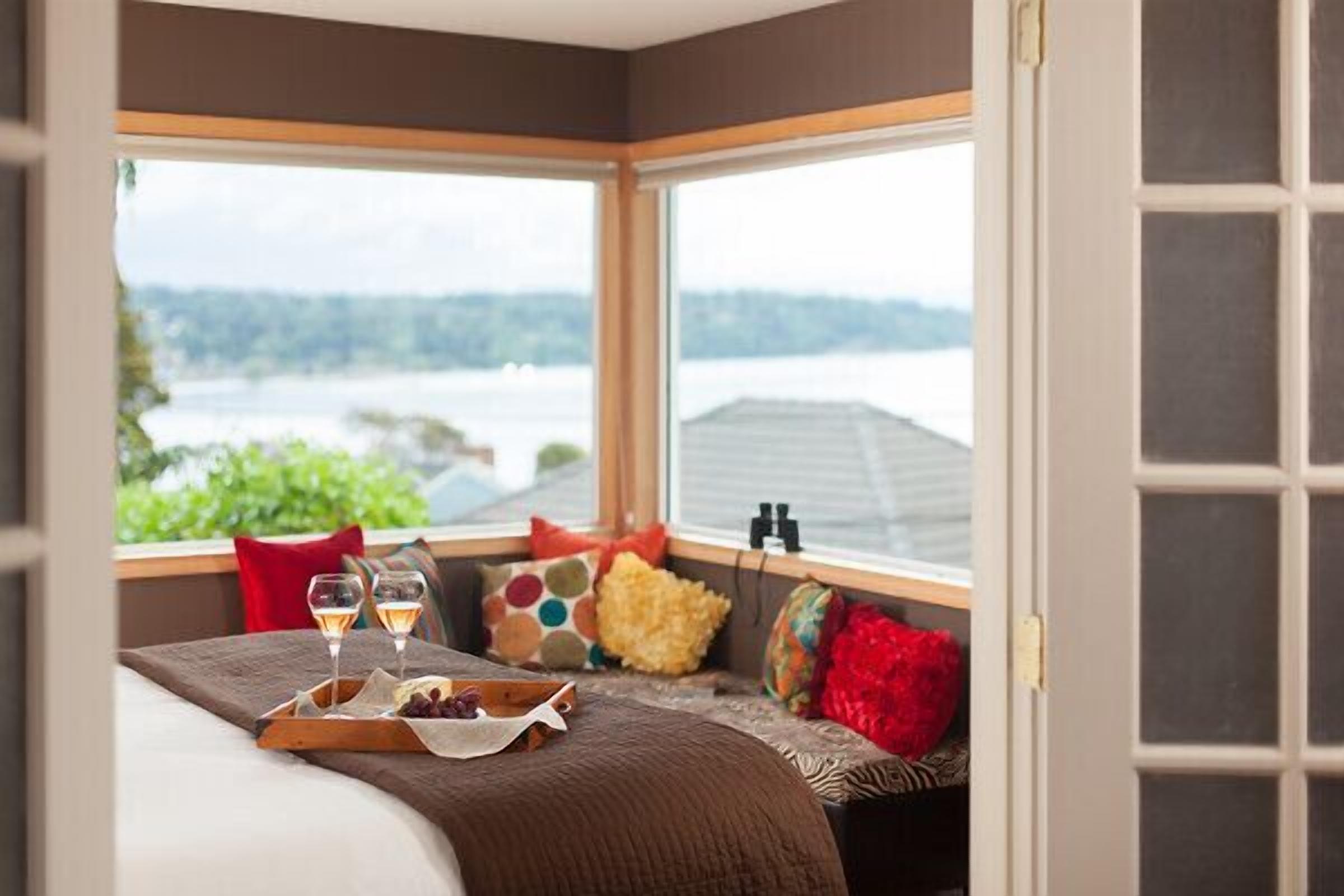 Cottage with Puget Sound, Mount Rainier, & Olympic Views