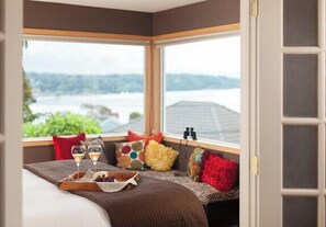1 bedroom, iron/ironing board, free WiFi, bed sheets - Cottage with Puget Sound, Mount Rainier, & Olympic Views (Burien)