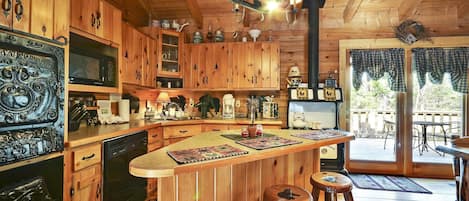 Microwave, dishwasher, coffee/tea maker, toaster