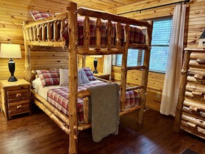 3 bedrooms, iron/ironing board, travel cot, free WiFi - Luxury Riverfront Home w/ Fireplace, Cargo Lift, Kayaks, Firewood, Fenced Area (Everett)