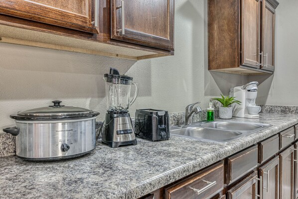 A kitchen with granite countertops, a blender, a toaster, and a slow cooker. - 🌞4 bedrooms WITH KING BEDS by the AIRPORT with REFRIGERATION & WIFI (El Paso)