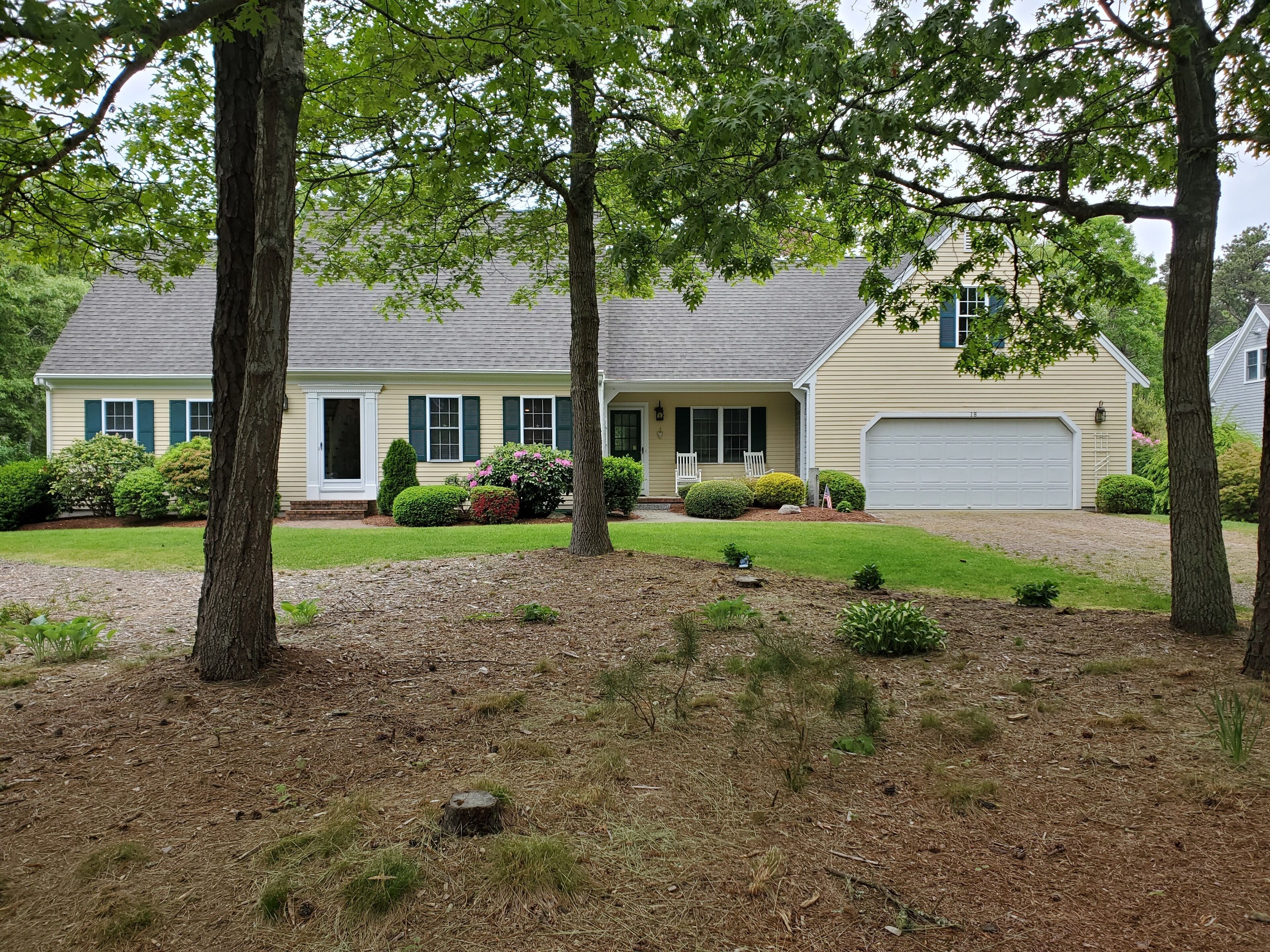 Lovely & private 4 bed/2.5 bath in Dennis Village. Chef's kitchen, Central Air!