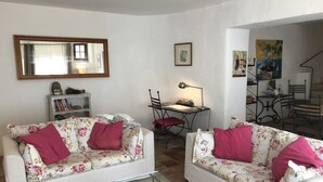 Fernseher, DVD-Player, Bücher, Stereoanlage