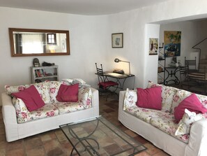 Télévision, lecteur de DVD, livres, chaîne hi-fi