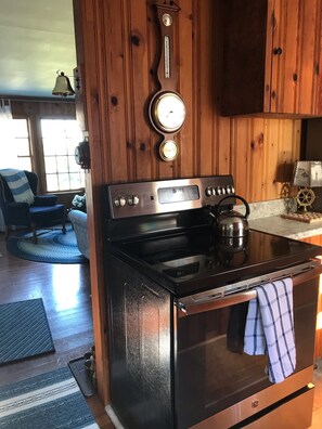 Fridge, oven, stovetop, coffee/tea maker