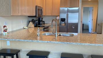 Kylskåp, mikrovågsugn, ugn och spishäll