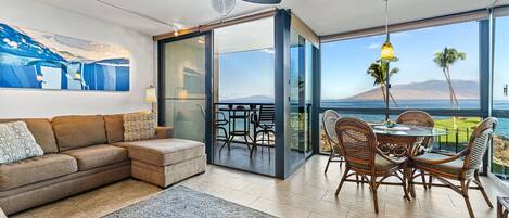 Smart-TV, DVD-spiller, bøker og stereoanlegg