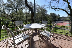 Outdoor dining - Experience luxury at Napa's 888 Oak Creek with garden views, 2 bedrooms,at Silverado (Napa)