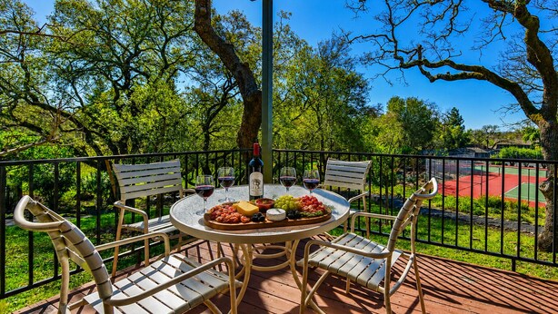 Outdoor dining - Spacious 2BR condo with pool, fireplace,at Silverado Country Club (Napa)