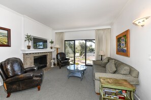 TV, fireplace - Experience luxury at Napa's 888 Oak Creek with garden views, 2 bedrooms,at Silverado (Napa)