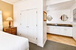 2 bedrooms, iron/ironing board, Internet, bed sheets - Spacious 2BR condo with pool, fireplace,at Silverado Country Club (Napa)