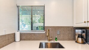 Coffee/tea maker, fridge, microwave, oven - Spacious 2BR condo with pool, fireplace,at Silverado Country Club (Napa)