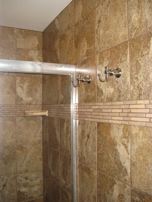 Dusche, Haartrockner, Handtücher, Toilettenpapier