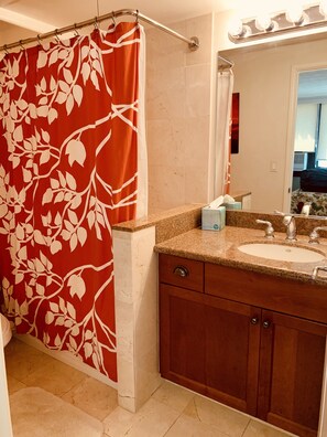 Haartrockner, Handtücher, Seife, Toilettenpapier