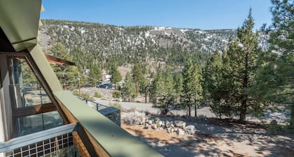Carson View, amazing views of Carson Peak and Gull Lake, walk to Gull Lake & town