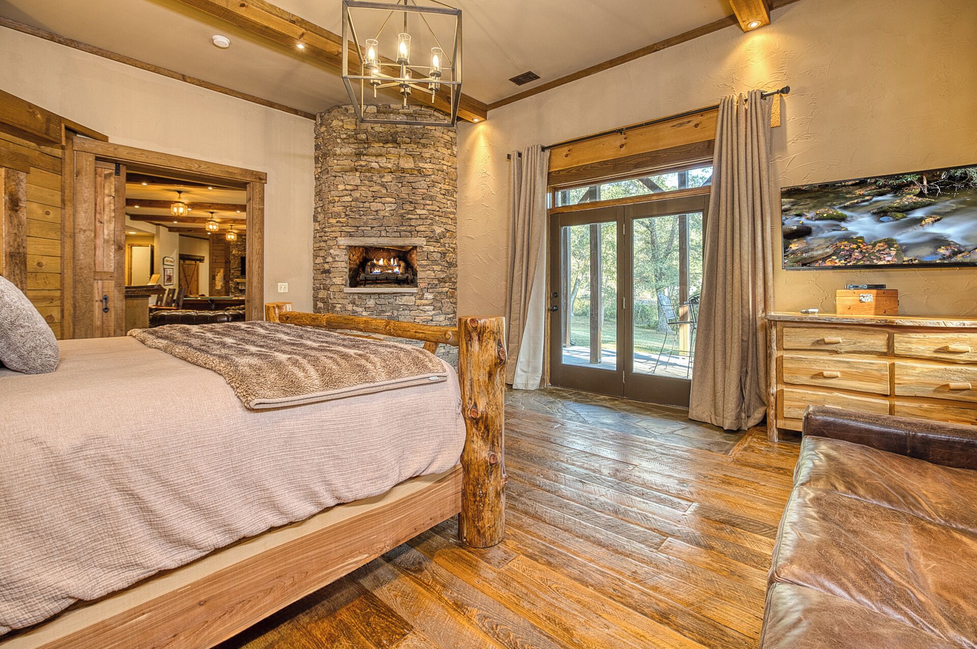 9 makuuhuonetta, työpöytä, silitysrauta/-lauta, vauvan matkasänky