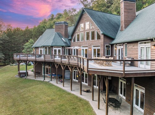 Luxury Riverfront Pool Theater Games Hot Tub