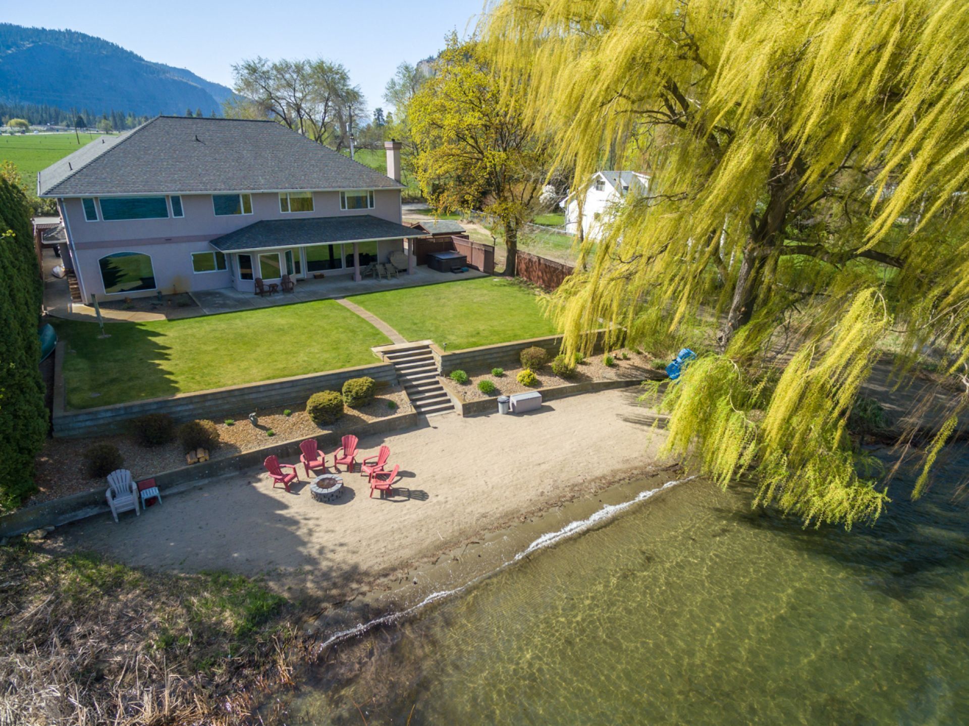 Beautiful Lakefront Property! 8 Bedrooms and Breath taking view!