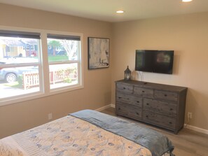 3 soverom, safe på rommet, strykejern/-brett og reiseseng for barn