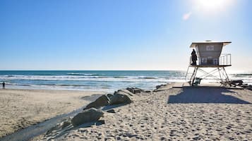Beach nearby, sun-loungers, beach towels