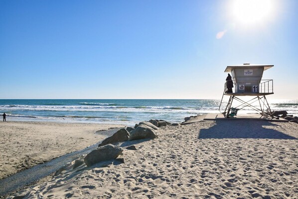 Beach nearby, sun-loungers, beach towels