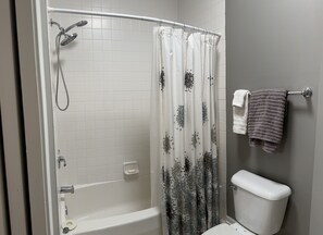 Hair dryer, towels, soap, shampoo - Best Location in Fontana adjacent to The Abbey Resort! (Fontana)