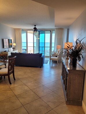 Smart TV, DVD player - Spectacular views of the Bay!  Beautiful Condo Steps from the Beach.     (Pensacola Beach)
