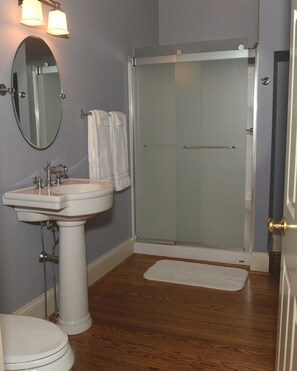 Bathtub, hair dryer, towels, soap - Renovated train station on thoroughbred horse farm. (Paris)