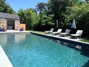 Una piscina al aire libre, una piscina climatizada