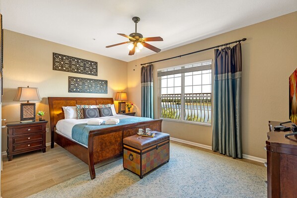 3 soverom, skrivebord, strykejern/-brett og reiseseng for barn