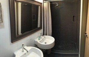 Dusche, Handtücher, Toilettenpapier