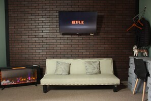 TV, fireplace, books, stereo - Bonita Finca en el centro historico de San Cristobal 5 habitaciones hasta 20 per (Sta Lucia)