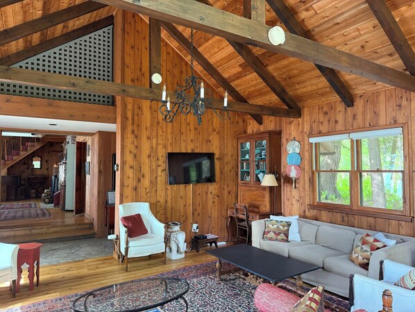 Smart-TV, peis og bøker