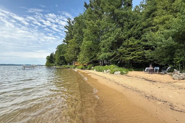 Rannalla, aurinkotuoleja, rantapyyhkeitä