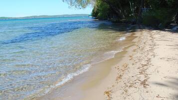 Plage, chaises longues, serviettes de plage