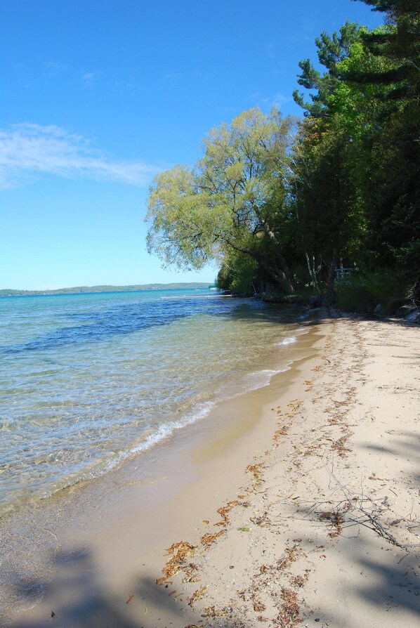 Plage, chaises longues, serviettes de plage