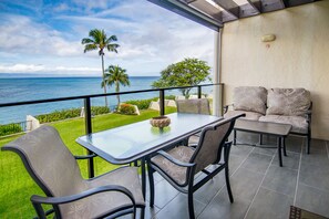 Outdoor dining - Luxurious & Tasteful Oceanfront Condo! (Napili Point Resort, Lahaina, HI, USA)