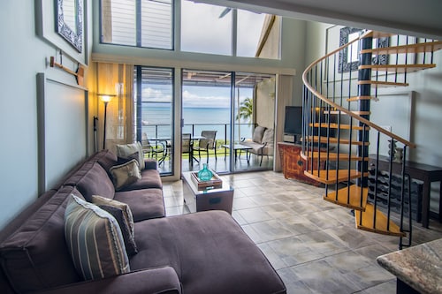 Luxurious & Tasteful Oceanfront Condo!
