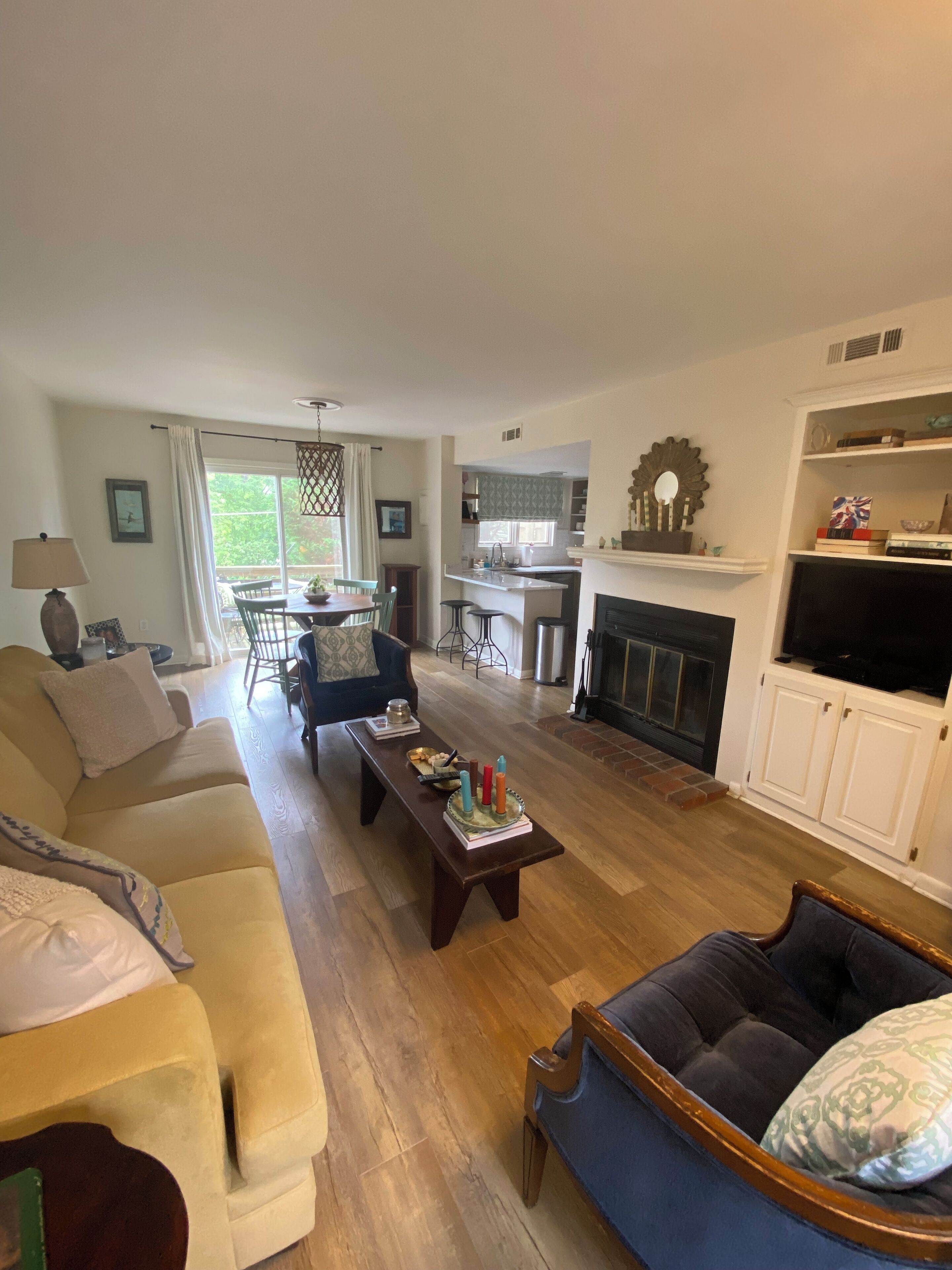 Walking Distance to Historic Oxford Square - Book for 2023 Football!