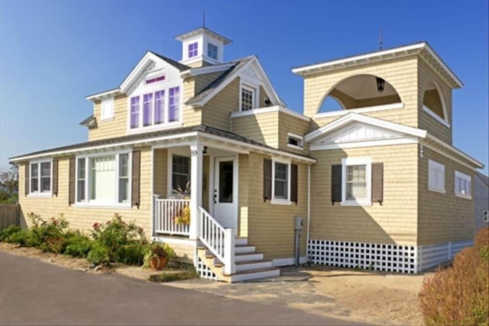 Plum Island - Charming 2 BR Cottage by the Sea