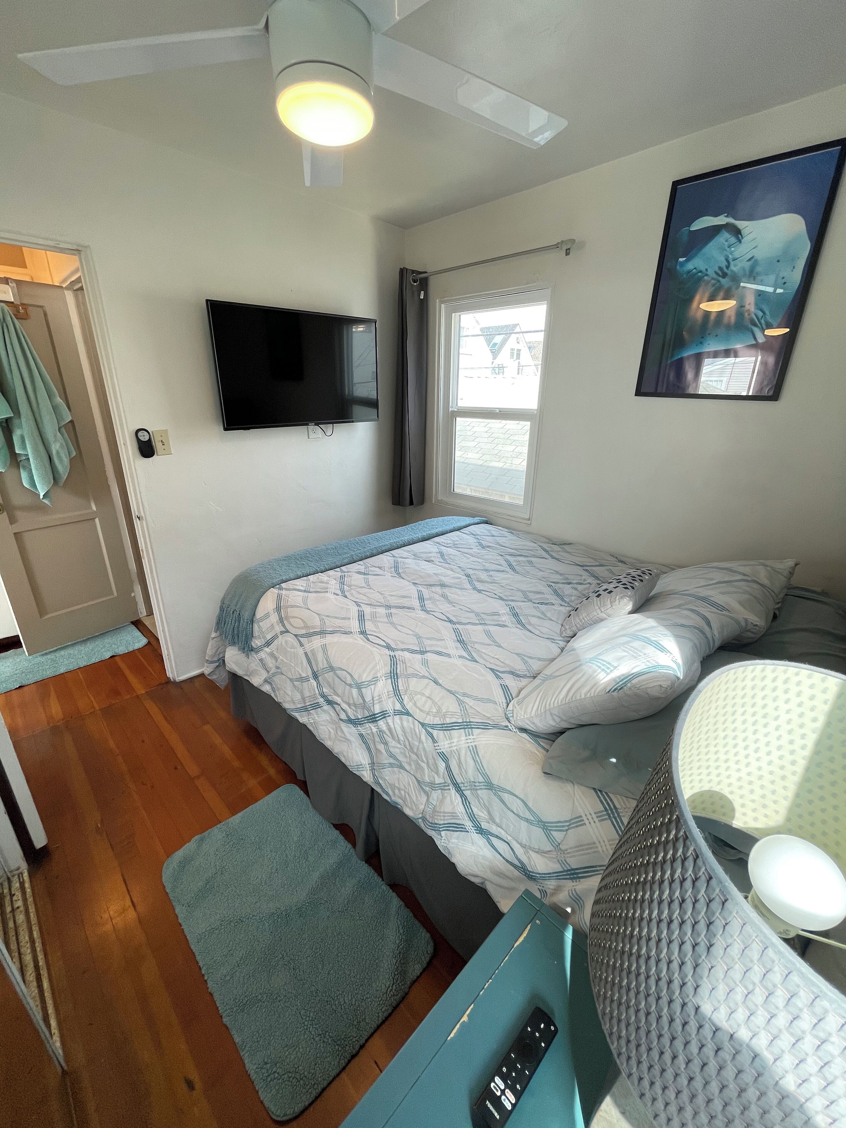 Cozy Ocean View Beach Cottage, Steps to Ocean,Large EnclosePatio -1BR- Sleeps 5
