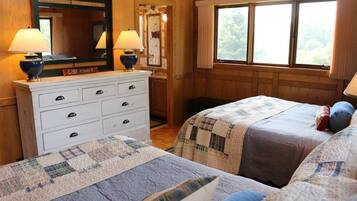 4 quartos, escrivaninha, ferros/tábuas de passar roupa, berço de viagem