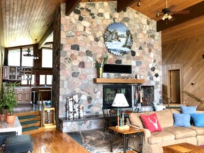 TV connectée, cheminée, lecteur de DVD, baby-foot