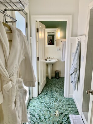 Bathtub, hair dryer, towels, soap - Spa-Like Paradise Walking Distance To Wineries,  Shops, No Final Cleaning Fee (St. Helena)