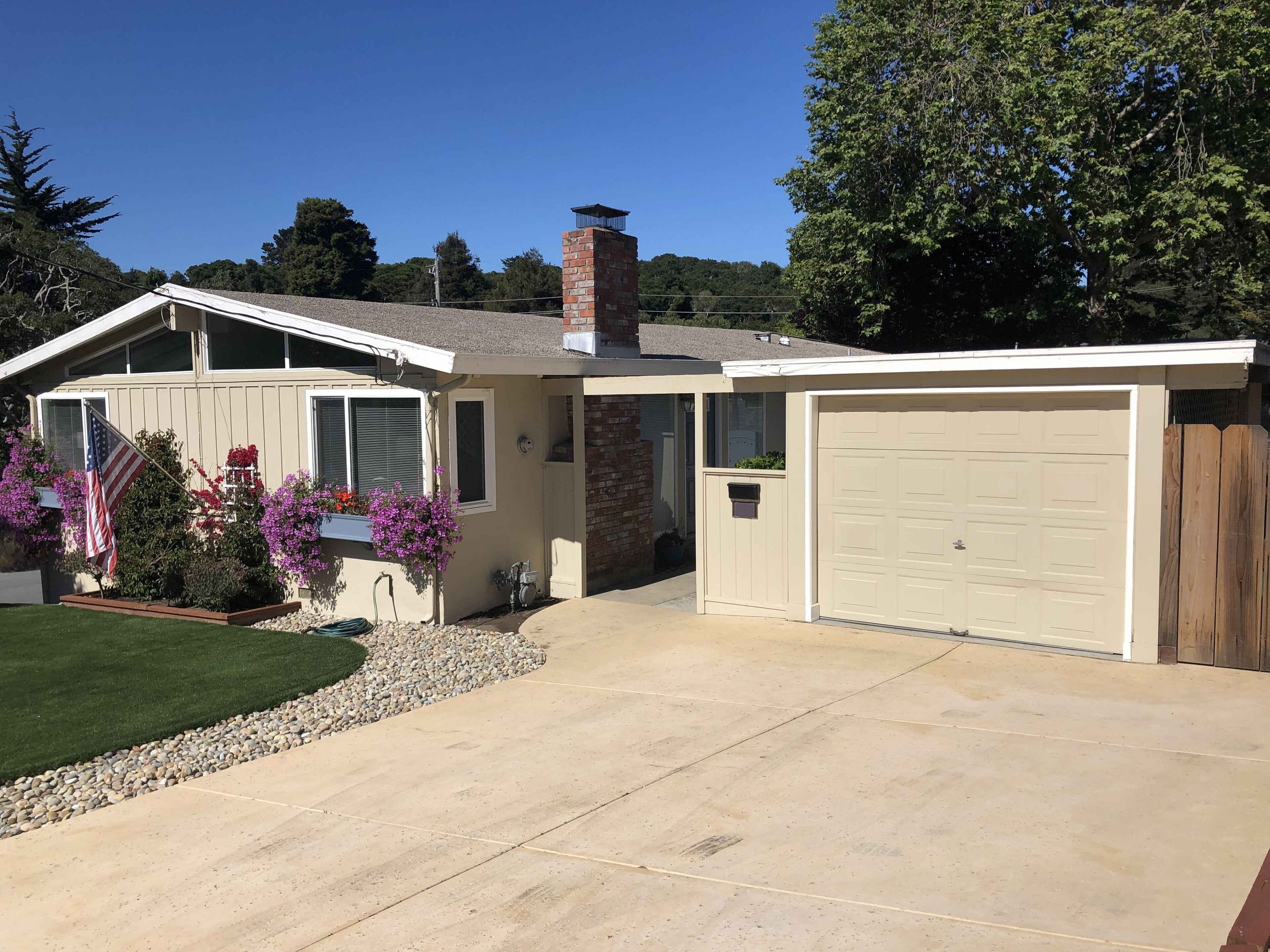 Centrally located to all that the Monterey area has to offer!