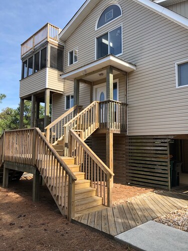 A few step to the beach/Private Pool/Spa/Linens/Beds made/office/Wifi/much more