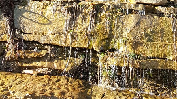 Una formazione rocciosa naturale con una cascata a gradoni.